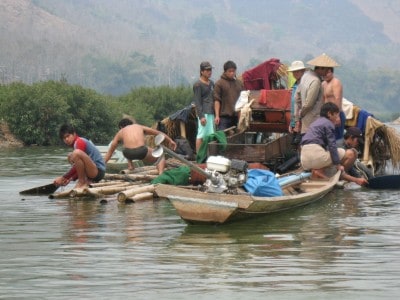 Cercando l'oro sul fiume Nam Ou, Laos