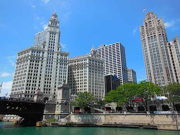 https://amateurtraveler.com/Chicago Architecture Foundation Crociera sul fiume a bordo della First Lady Cruises di Chicago "width =" 576 "height =" 431