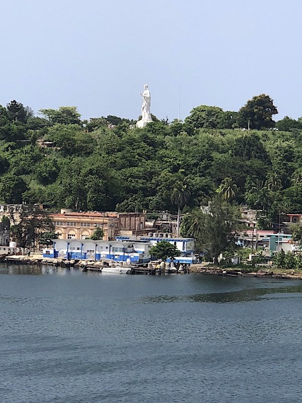 La statua di El Cristo de La Habana si affaccia sul porto dell'Avana