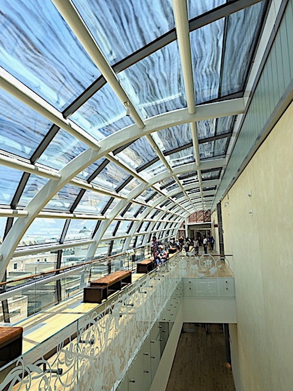 La passeggiata panoramica al sesto piano con vetrata del Museo della Bibbia