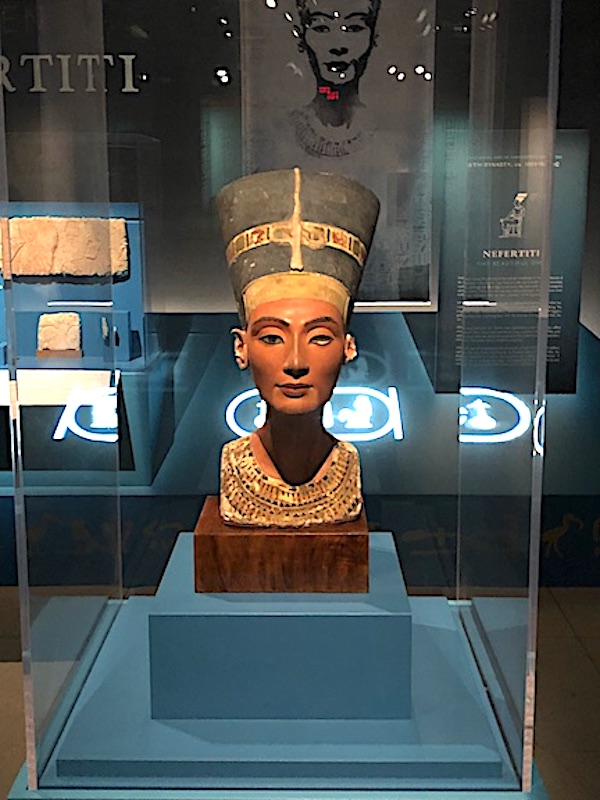 Un busto della regina Nefertari dalla mostra delle regine dell'Egitto presso il National Geographic Museum