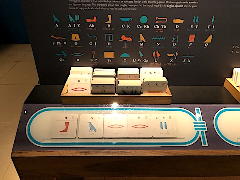 Usar tarjetas jeroglíficas para crear mi nombre en la exposición Queens of Egypt en el National Geographic Museum
