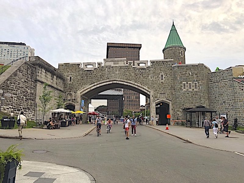 Il cancello d'ingresso di Porte Saint-Jean nella Città Vecchia del Quebec