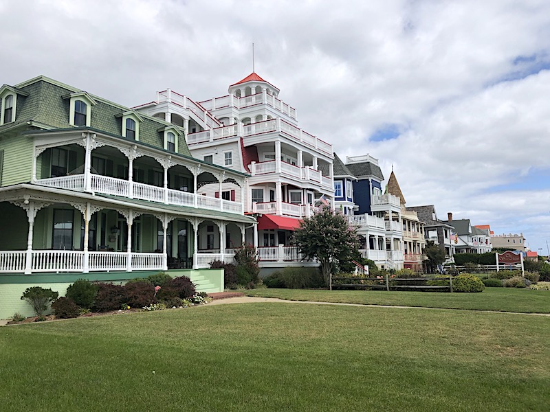 Le famose case vittoriane sull'oceano lungo Beach Avenue a Cape May, nel New Jersey