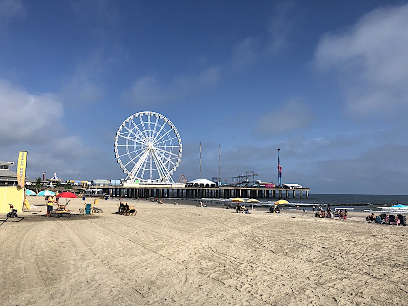 Yeni Çelik İskele ve Atlantic City, New Jersey'deki plaj